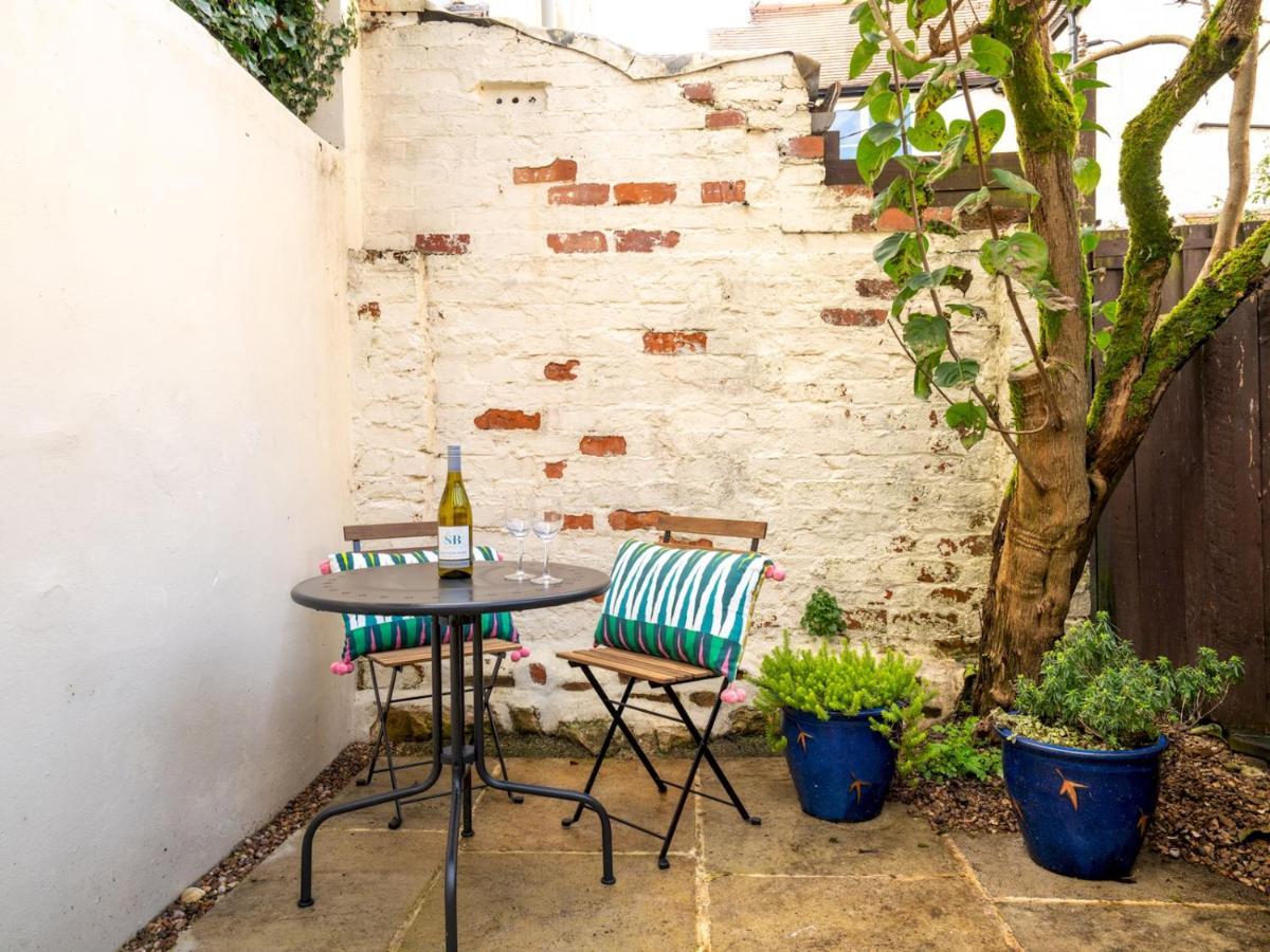 Quarry Cottage Courtyard Garden Pass The Keys Cirencester Exterior photo